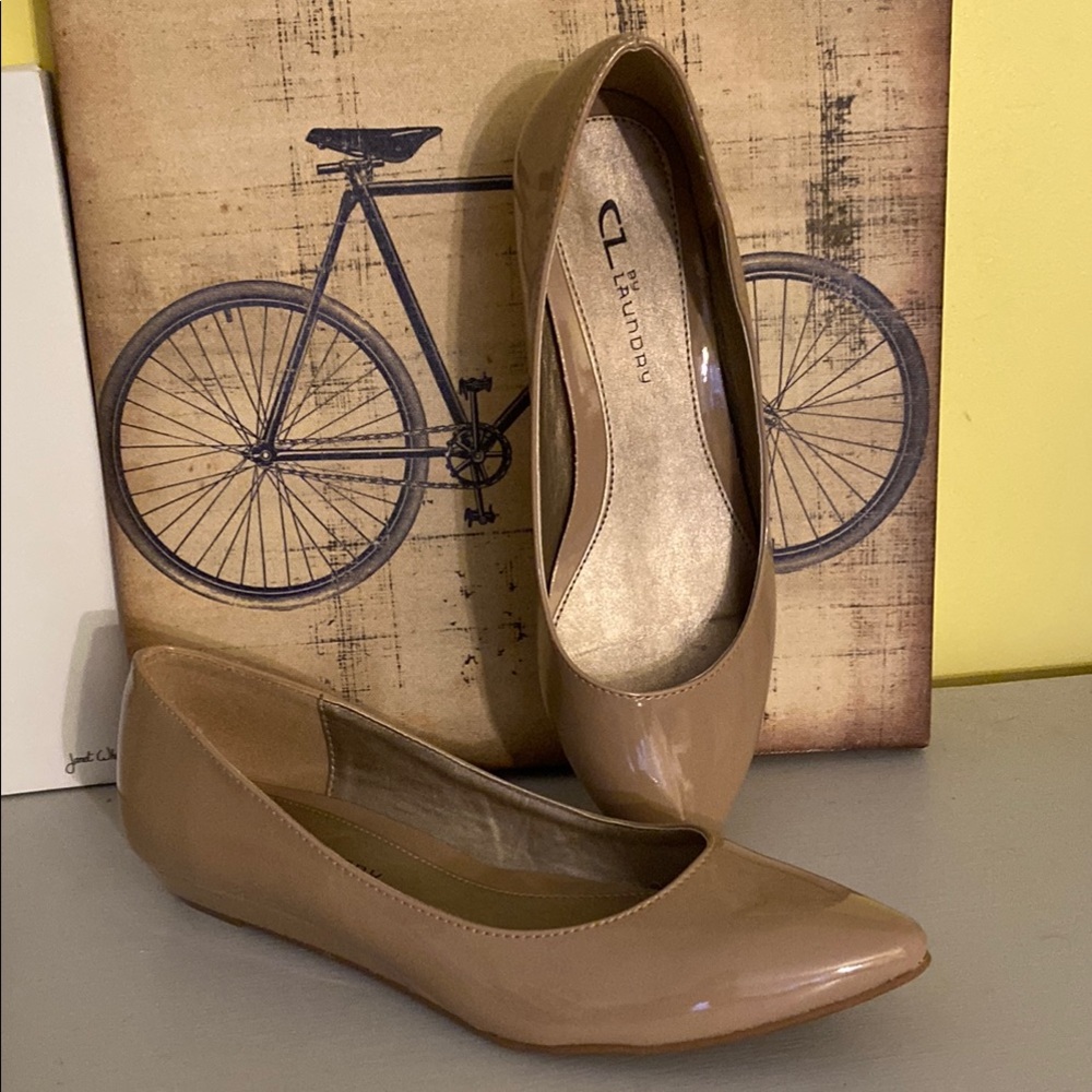 CL by Laundry Women's Nude Beige Wedge Pointed Toe Flats Patent Size 8 38.5